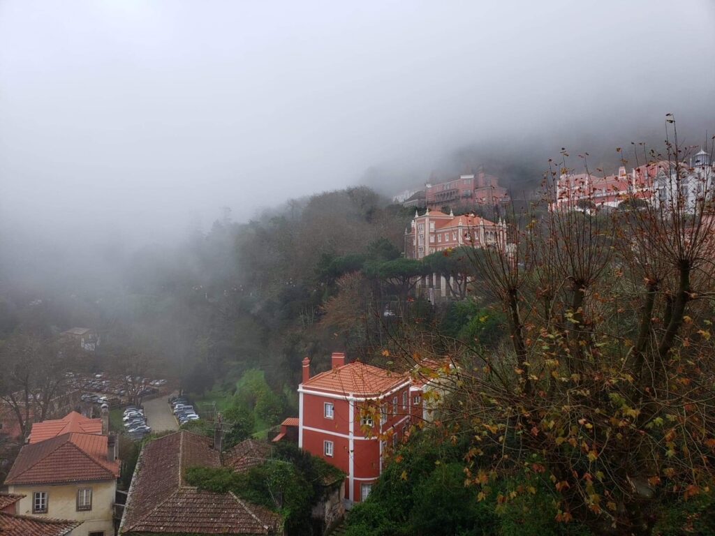 葡萄牙辛特拉位處在氤氳裊繞又充滿浪漫迷幻的山城