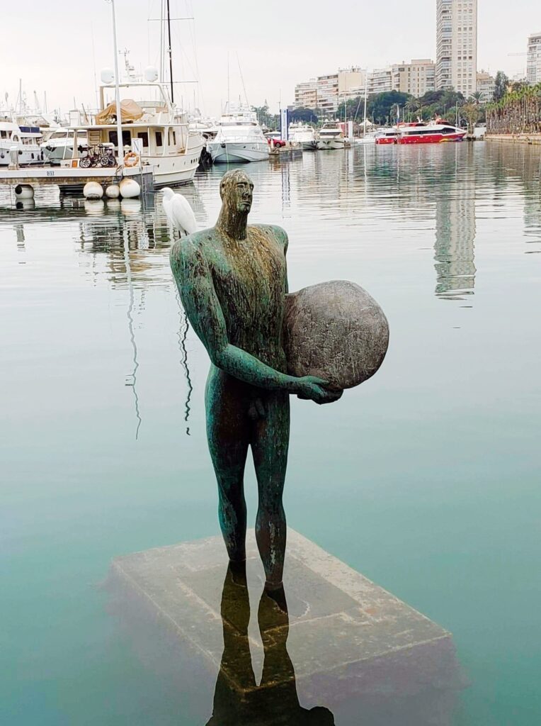 西班牙阿利坎特(Alicante)海港邊佇立在水中的希臘神話伊卡魯斯(Icarus)雕像