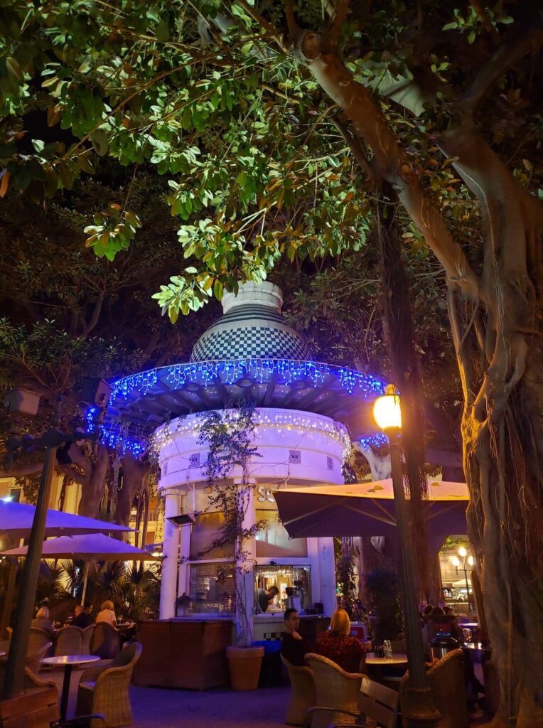 西班牙阿利坎特(Alicante)戶外樹蔭下的咖啡館，很有南歐夏日風格